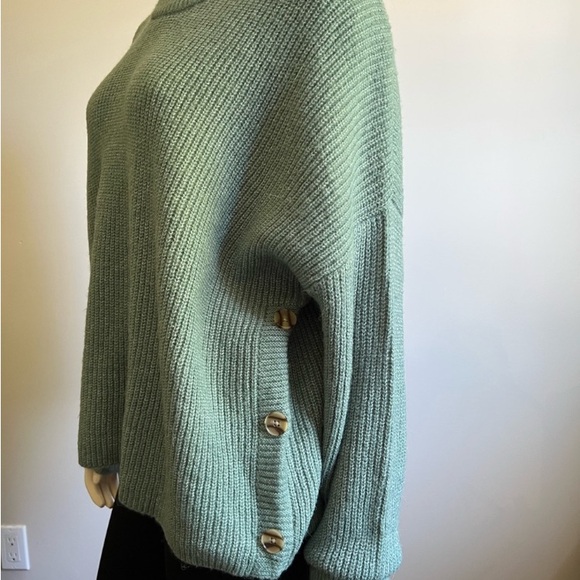 Yes Lola crew neckline ribbed knit sweater, buttons details, boxy! Size Small - Picture 17 of 17